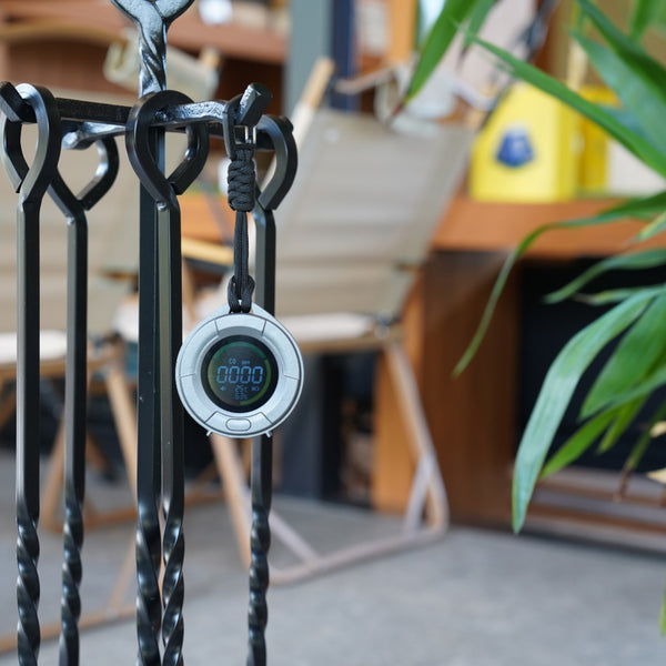 沢田テント 日本製センサー搭載 一酸化炭素チェッカー | アウトドア | キャンプ | 冬キャンプ | 車中泊 | 災害時 | アラーム | スヌーズ | 吊り下げ | マグネット | 卓上 | 不完全燃焼対策 | 防災 | 防災グッズ | SW-COJ1