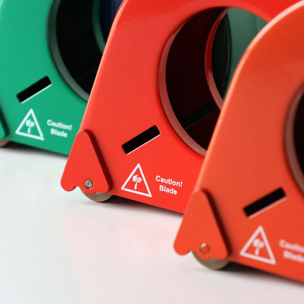 DETAIL ( ディテール ) Hand Tape Dispenser D1/50mm ハンド テープ ディスペンサー | プロ品質のデザインテープディスペンサー | テープ台 | テープカッター | 実用性 | カラフル | ヴィヴィッド | カラーリング | 3741 | 文具 | でぃてーる