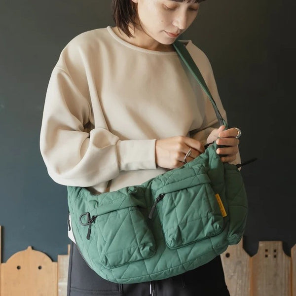 KiU ( キウ ) スクエアパデッド ダブルポケットショルダーバッグ K576 ショルダーバッグ 斜めがけ バッグ 8L 撥水 はっ水 キルティング メンズ レディース ユニセックス 多収納 ダブルポケット ドリンクポケット ファスナーポケット スクエア型 カジュアル おしゃれ