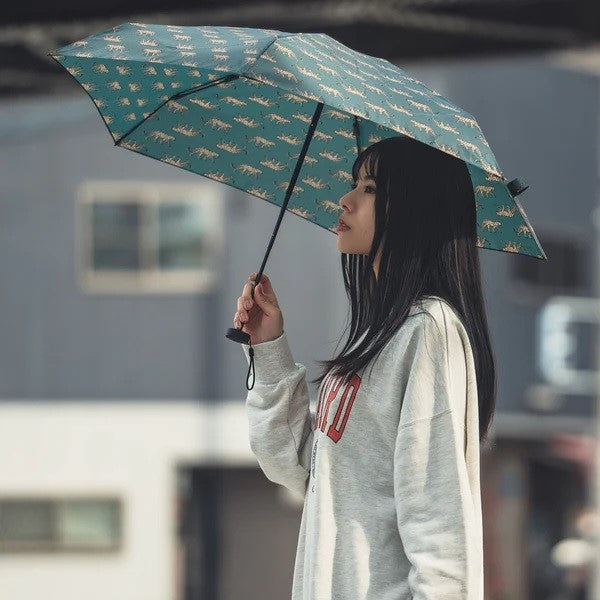 KiU ( キウ ) キウコンパクトアンブレラ | K417 | カサ | 傘 | 折りたたみ傘 | コンパクト | 梅雨 | 雨 | 手のひらサイズ | 軽量 | 軽い | 収納袋付 | UVカット | 雨傘 | 日傘 | シンプル | プレゼント | 父の日 | 母の日