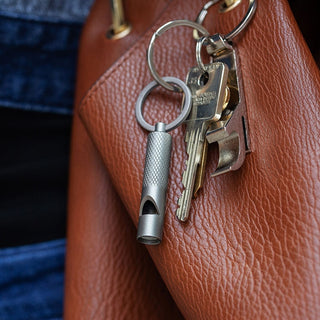 KIKKERLAND ( キッカーランド ) Mini Keyring Whistle ミニ キーリング ホイッスル | 防災 | 緊急時 | 便利 | 携帯ホイッスル | 笛 | 災害時 | 地震 | アウトドア | キャンプ | 登山 | 軽い | 軽量 | 持ち運び | KKR105 | きっかーらんど