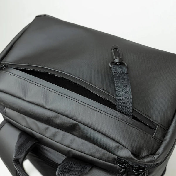 NEW ERA ( ニューエラ ) ボックスパック 32L TPU Box Logo ボックスロゴ ロゴプリント ブラック | リュック | リュックサック | バックパック | 通勤 | 通学 | PC収納 | 靴収納 | シンプル | 光沢感 | ユニセックス | 14521360