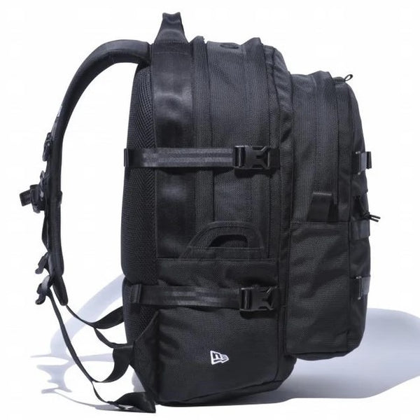 NEW ERA ( ニューエラ ) キャリアパック 35L プリントロゴ ブラック × ホワイト | リュック | バックパック | デイパック | アウトドア | キャンプ | 通勤 | 通学 | サイドポケット | 収納ポケット | にゅーえら | 14521347 | 登山