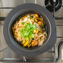 GRANDOOR ( グランドア ) DISHGRILL | ディッシュグリル | お皿 | アウトドア | キャンプ | 調理 | 器 | フライパン | 洗い物が減る | 陶器 | 焦げ付かない | 洗いやすい | 深み | シンプル | オーブン可 | スタッキング | コンパクト | ぐらんどあ