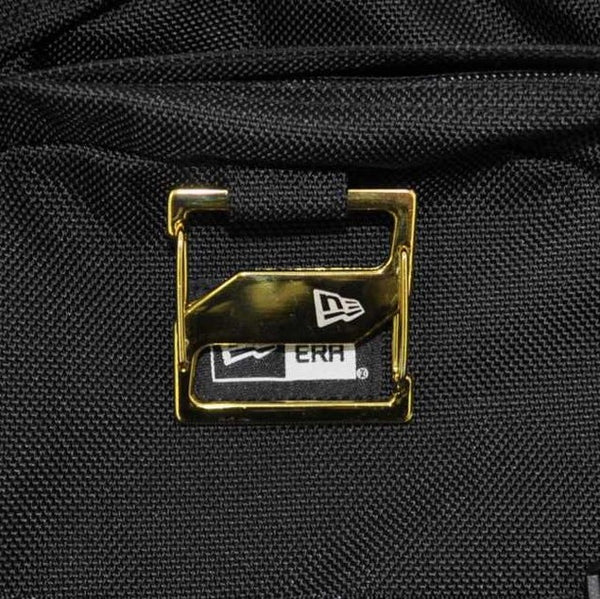 NEW ERA ( ニューエラ ) キャリアパック 35L プリントロゴ ブラック × ホワイト | リュック | バックパック | デイパック | アウトドア | キャンプ | 通勤 | 通学 | サイドポケット | 収納ポケット | にゅーえら | 14521347 | 登山