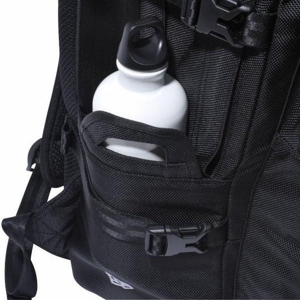NEW ERA ( ニューエラ ) キャリアパック 35L プリントロゴ ブラック × ホワイト | リュック | バックパック | デイパック | アウトドア | キャンプ | 通勤 | 通学 | サイドポケット | 収納ポケット | にゅーえら | 14521347 | 登山