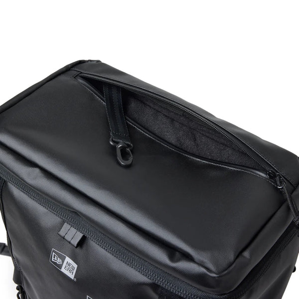 NEW ERA ( ニューエラ ) ボックスパック 32L TPU プリントロゴ アウトライン ブラック × リフレクトシルバー | リュック | リュックサック | バックパック | 通勤 | 通学 | アウトドア | PC収納 | 靴収納 | 14521358