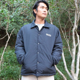 GRIP SWANY × FIELD SEVEN ( グリップスワニー × フィールドセブン ) コーチジャケット アウター 軽量 防寒 レジャー バックプリント キャンプ 撥水 秋 春 中綿入り メンズ 刺繍 コラボ カジュアル 撥水ナイロン GSMJ-284FS