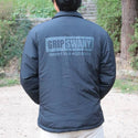 GRIP SWANY × FIELD SEVEN ( グリップスワニー × フィールドセブン ) コーチジャケット アウター 軽量 防寒 レジャー バックプリント キャンプ 撥水 秋 春 中綿入り メンズ 刺繍 コラボ カジュアル 撥水ナイロン GSMJ-284FS