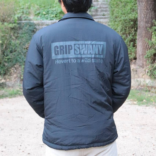 GRIP SWANY × FIELD SEVEN ( グリップスワニー × フィールドセブン ) コーチジャケット アウター 軽量 防寒 レジャー バックプリント キャンプ 撥水 秋 春 中綿入り メンズ 刺繍 コラボ カジュアル 撥水ナイロン GSMJ-284FS